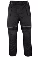 Maßgefertigte Motorradhosen, individuell angepasste Biker-Hosen Frontansicht der schwarzen klassischen Cordura-Hosen: erstklassiger Schutz mit hybriden Knie- & Oberschenkelschützern. Vielseitiges Design zur Verbindung mit Jacken, Scotchlite-Reflektoren für Sichtbarkeit. Selbstbewusst fahren mit deutscher Technik.