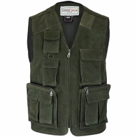 Herren-Jagdlederjacke in Schwarz Vorderansicht einer Herren-Jagdweste in Dunkelgrün. Mit Frontreißverschluss, Nubukleder und Polyesterfutter. Aufgenähte Taschen und zusätzliche Innentaschen bieten Stauraum. Weiches, bequemes Design – ideal für Outdoor-Aktivitäten.