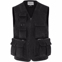 Herren-Jagdlederjacke in Schwarz Vorderansicht einer schwarzen Jagdweste mit großen Reißverschlusstaschen und Frontreißverschluss. Aus Nubukleder mit Polyesterfutter gefertigt, verfügt sie über aufgenähte Taschen, V-Ausschnitt und zusätzliche Innentaschen für mehr Stauraum.