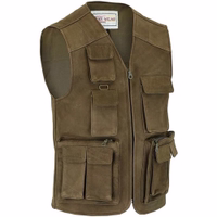 Herren-Jagdlederjacke in Schwarz Seitenansicht einer Jagdweste aus 100 % Leder mit aufgenähten Taschen, V-Ausschnitt und Frontreißverschluss. Die Weste ist mit weichem Polyester gefüttert und verfügt über Aufhängeschlaufen für zusätzlichen Komfort.