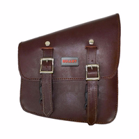 Motorrad-Solo-Tasche von German Wear Front- und linke Seitenansicht der braunen Motorrad-Solo-Tasche – German Wear laminierte Ledersatteltasche mit verstellbaren Schnallen, sicherem Verschluss und einfacher Montage zur Mitnahme von Werkzeugen und Essentials.