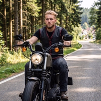 Lifestyle02-172108743-BLD699-Leder-Motorrad-Kutte-Bikerweste-aus-Kalbsleder--Motorradweste-aus-Leder--Handgewebte-Lederkombi--Echte-Weste--Motorradkutte--Hochwertiges-Polyesterfutter-.jpg