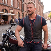 Lifestyle03-172108743-BLD699-Leder-Motorrad-Kutte-Bikerweste-aus-Kalbsleder--Motorradweste-aus-Leder--Handgewebte-Lederkombi--Echte-Weste--Motorradkutte--Hochwertiges-Polyesterfutter-.jpg
