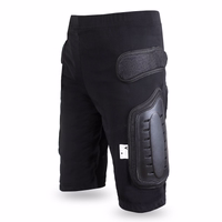Schutzhose für Motorradfahrer, kurz, vorne BULLDT Seitenansicht der BULLDT Motorrad-Protektorhose. Leichte, gepolsterte Bikershorts mit Oberschenkel- und Hüftschutz, atmungsaktivem Mesh und strapazierfähigem Polyester für Motocross und BMX.