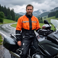 Lifestyle01-172108772-BLD-Rainsuit-1-BULLDT-Herren-Motorradkombi--Motorradjacke--beste-Motorrad-Regenbekleidung--Regenkombi-einteilig--neon-orange-gelb--Motorradkombi--wetterfest--kos.jpg