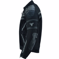 Herren-Motorradjacke in Schwarz, Seitenansicht des Arms. Gefertigt aus Cordura-Polyester mit Lamm-Nappa-Lederstreifen & Polyester-Innenfutter. Die Ärmelbündchen sind mit Reißverschluss- und Knopfverschluss für sicheren Halt versehen.