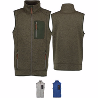Herren-Jagdweste in Olivgrün mit Stehkragen, Brusttasche und Frontreißverschluss. Hergestellt aus 100 % Polyester mit Strickfleece. Ärmelloses Design, in drei Farben erhältlich – vereint Strapazierfähigkeit und Komfort für den Einsatz im Freien.