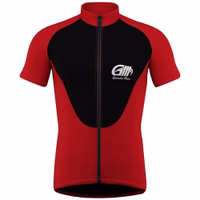 Herren-Radsporttrikot Vorderansicht eines roten Radsporttrikots mit kurzen Ärmeln und Stehkragen. Das Trikot verfügt über einen durchgehenden Frontreißverschluss und schwarze Akzente. Hergestellt aus 100 % Elasthan, ist der Stoff dehnbar und elastisch.