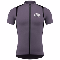 Herren Cycling-Trikot Grau Weiß Vorderansicht einer Cycling-Weste in auffälligem Grauton. Sie zeigt prominent das German Wear Logo auf der Brust und verfügt über einen Frontreißverschluss für einfache Belüftung und leichtes An- und Ausziehen.