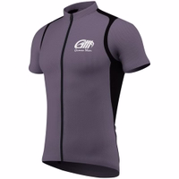 Herren Cycling-Trikot Grau Weiß Dieses Cycling-Trikot zeigt eine auffällige Seitenansicht in lebendigem Grau-Schwarz-Mix. Es verfügt über einen durchgehenden Frontreißverschluss und kurze Ärmel, gefertigt für maximalen Komfort und Leistung bei jeder Fahrt.