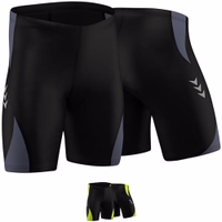 Herren-Radshorts in Grau-Grün Entdecken Sie die Vorder- und Rückansichten dieser in Deutschland entworfenen Radsport-Shorts. Ausgestattet mit Gelpolsterung für erhöhten Komfort und schweißabsorbierendem Stoff sind diese Herren-Radshorts ideal für alle Ihre Fahrradtouren.