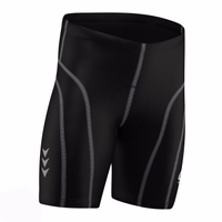 Herren Radsport-Shorts in Grau-Rot Frontansicht stylischer grauer Radshorts aus 100 % Elastan. Mit Lederpolster für Komfort, leichter Passform und elegantem Design. Premium-Qualität, online erhältlich – ideal für Fans hochwertiger deutscher Marken.