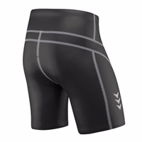 Herren Radsport-Shorts in Grau-Rot Rückansicht grauer Herren-Radshorts mit elastischem Bund und schlankem Design. Mit Lederpolster und Coolmax-Gewebe für Komfort und Atmungsaktivität. Deutsche Handwerkskunst für flexible Passform, Stil und Funktion.