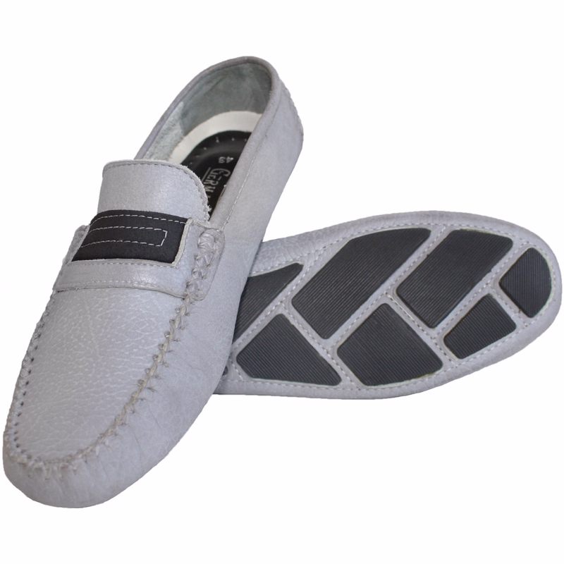Herrenschuhe Mokassins Leder Grau Ein Paar graue Mokassin-Lederschuhe mit weicher Innensohle und Gummisohle. Diese handgefertigten Schuhe mit kurzem Schaft aus 100 % glattem Leder bieten einen schlichten, stilvollen Look – ideal zum Fahren.