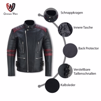 Herren-Motorradlederjacke in Schwarz/Rot, Rückansicht. Mit Protektoren für Arme, Schultern, Ellenbogen und Rücken. Mit Reißverschluss- und Knopfmanschetten, Druckkragen und Innentasche.
