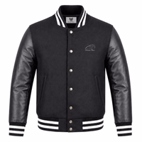 College-Blouson aus Wolle mit Leder-Varsityjacke Experience luxury & comfort with a leather-sleeve black College Jacket in front view. The blend of leather, wool,& polyester ensures durability &style. Stand out from the crowd in black or dark brown.