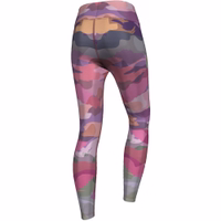 Damen Pink Camo Sportleggings Seitenansicht der Damen Pink Camo Sportleggings mit flexibler, unterstützender Passform. Aus atmungsaktivem Stoff für alle Workouts, einschließlich Tanz und Gym. Jetzt für Komfort und Stil sichern.