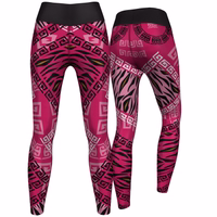 Damen Pink Camo Sportleggings Front- und Rückansicht der Damen Pink Camo Sportleggings aus atmungsaktivem Stoff mit ergonomischer Passform, entwickelt für Yoga und Training. Bequem und dehnbar, ideal für aktive Freizeit. Jetzt Leggings kaufen.