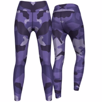 Vorder- und Rückansicht der Damen-Sportleggings "Purple Camo". Atmungsaktives Polyester-Elastan mit 4-Wege-Stretch, ideal für Yoga und Casual. Stylisches Camouflage-Design. Jetzt online kaufen!