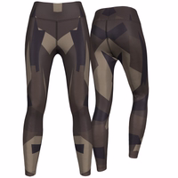 Vorder- und Rückansicht der Damen-Sportleggings in Schokoladenbraun-Camouflage mit hochelastischem, atmungsaktivem Stoff. Mit Tarnmuster, entworfen für Komfort und Stil beim Training und in der Freizeit. Jetzt kaufen!