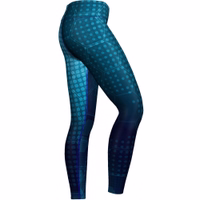 Damen-Leggings „Blue Galaxy Sport“ Seitenansicht der Blue Galaxy Sport Leggings für Damen, die für Flexibilität und Komfort mit atmungsaktivem, schweißableitendem Material entwickelt wurden. Perfekt für Yoga, Fitness und Gymnastiktraining. Holen Sie sich jetzt hochwertige Leggings online.