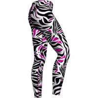 Seitenansicht der Sportleggings mit pinken Zebramustern, flexible Passform und stilvolles Design mit fortschrittlicher Schweißableitung und UV-Schutz. Perfekte Sportbekleidung für Training oder Freizeit. Jetzt online kaufen!