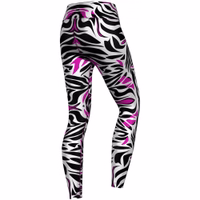 Rückansicht der Sportleggings mit pinken Zebramustern, die den engen Sitz, antibakterielle Eigenschaften und hochwertige Stoffverarbeitung für besten Halt und Komfort betonen. Ideal für Damen-Gymnastikbekleidung. Jetzt Leggings kaufen!