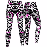 German Wear Sportleggings Pinkes Zebramuster Vorder- und Rückansicht der Sportleggings mit pinken Zebramustern aus hochwertigem Polyester-Mix. Mit hervorragender Dehnbarkeit, UV-Schutz und Schweißabsorption für maximalen Komfort und Leistung. Jetzt Leggings kaufen!
