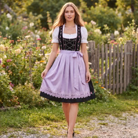 lifestyle-2-288-GW1600-1-SFlieder-Seidene-Dirndlschuerze--traditionelle-Dirndlschuerze--deutsche-Dirndlschuerze--elegante-Seidenschuerze--Dirndlschuerze-aus-reiner-Seide--luxurioese-Dirndls.jpg