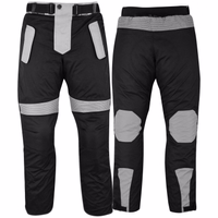 Vorder- und Rückansicht der Cordura-Textil-Motorradhose. Herausnehmbares Futter, fortschrittlicher Schutz und rostfreie Knöpfe für maximale Haltbarkeit. Deutsche Ingenieurskunst! Jetzt online auf Amazon kaufen.