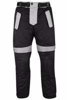 Vorderansicht der grauen/weißen Hose. Stil und Sicherheit auf der Straße mit Cordura-Motorradhose erhöhen. Herausnehmbares Futter, Oberschenkelschützer und 3M Scotchlite-Reflektoren für Sichtbarkeit. Deutsche Präzision trifft Fahrkomfort!