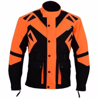 Herren-Motorrad-Kombijacke in Orange, Vorderansicht, mit zahlreichen Protektoren. Sorgfältig aus Cordura gefertigt, innen Polyesterfutter. Mit wasserabweisendem Nylon und zwei Fronttaschen mit Druckknopfverschluss.