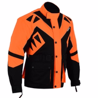 Herren-Motorradjacke in Orange, Seitenansicht, Modell GW300J. Mit geprüften Protektoren, zwei Fronttaschen mit Druckknopfverschluss. Sorgfältig aus Cordura mit Polyesterfutter gefertigt und mit herausnehmbarem Steppfutter ausgestattet.