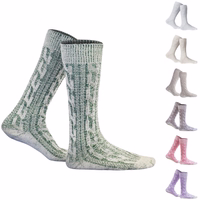Vorderansicht eines Paares rustikaler bayerischer Trachtensocken mit aufwendigem Zopfmuster. Der weiche, atmungsaktive Baumwollmix sorgt für Komfort und Langlebigkeit. Das perfekte Accessoire zu Lederhosen und traditioneller deutscher Tracht bei Oktoberfes