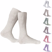 Vorderansicht kurzer bayerischer Zopfmustersocken in Naturfarbe, passend zu allen Lederhosen-Stilen. Hergestellt aus hochwertigem Baumwollmix für Komfort und Langlebigkeit. Ideal für Oktoberfest, Festivals und Landhausmode.