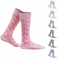 Vorderansicht eines Paares kurzer bayerischer Trachtensocken mit elegantem Zopfmuster in Naturfarbe. Die robuste Baumwollmischung bietet Komfort und Stil und macht sie perfekt für Lederhosen, das Oktoberfest und bayerische Veranstaltungen.