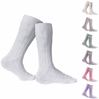 Vorderansicht eines Paares eleganter bayerischer Trachtensocken mit traditionellem Zopfmuster, gefertigt aus hochwertigem Baumwollmix. Perfekte Ergänzung zu Lederhosen und Oktoberfest-Outfits, bietet Komfort, Langlebigkeit und rustikalen Traditionsstil.