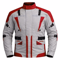 Cordura-Textil-Motorradjacken Cordura-Rote Motorradjacke in Vorder- und Rückansicht. Sie ist mit Protektoren für Arme, Schultern, Ellbogen, Rücken und Brust ausgestattet. Zusätzlich werden 2 Fronttaschen mit Druckknöpfen verschlossen. Diese Jacke ist in 2 weiteren Basisfarben erhältlic