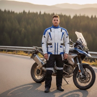 Cordura-Textil-Motorradjacken Herren steht auf der Straße, trägt Motorradjacke mit Protektoren. Motorräder im Hintergrund sichtbar.