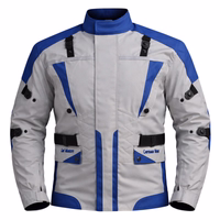 Cordura-Textil-Motorradjacken Cordura-Blaue Motorradjacke in Vorder- und Rückansicht. Sie ist mit Protektoren für Arme, Schultern, Ellbogen, Rücken und Brust ausgestattet. Zusätzlich werden 2 Fronttaschen mit Druckknöpfen verschlossen. Diese Jacke ist in 2 weiteren Basisfarben erhältli