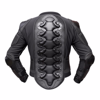 Rückansicht einer schwarzen Motorrad-Protektorenjacke mit einem ausgeprägten, strukturierten Wirbelsäulenschutz.