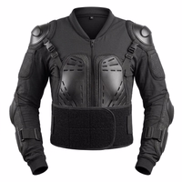 Vorderansicht einer schwarzen Motorrad-Protektorenjacke mit Reißverschluss, Brustplatten und breitem Hüftgurt.