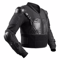 Seitenansicht einer schwarzen Motorrad-Protektorenjacke mit sichtbarem Brust-, Schulter- und Ellbogenschutz.