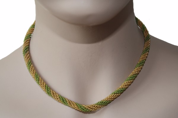 German Wear Trachten aus Metall, goldfarben, hellgrün Trachten-deutsche Kordelkette – gedrehte Metallkette im traditionellen Trachtenstil mit zweifarbigem Gold- und Grün-Design. Robuste 45 cm lange bayerische Trachten-Kette, perfekt für Oktoberfest-Outfits. Jetzt kaufen!