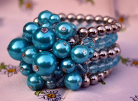 Trachten-Armband mit Glasperlen und violetten Herzen Trachten-Armband mit violettem Herz, handgefertigt aus Metall und geschliffenen Glasperlen. Elastisch und verstellbar, ein romantisches, auffälliges Accessoire, perfekt für Hochzeiten, Partys oder als einzigartiges Geschenk für Damen.