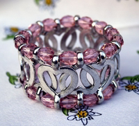Trachtenarmband Imitatperlen türkis Exklusives traditionelles 5-reihiges Perlenarmband mit Imitationsperlen und türkisfarbenen Perlmuttakzenten. Elastisches, handgefertigtes Schmuckarmband, perfekt als romantisches Geschenk für Damen.