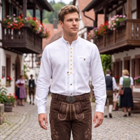 Lifestyle01-490-GW1253-Traditionelles-weisses-Baumwollhemd--Herrenhemd-mit-langen-aermeln-aus-Baumwolle--Hemd-im-bayerischen-Stil--Weisses-Hemd-mit-Stehkragen--Klassisches-weisses-Herrenhem.jpg