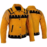 Vorder- und Rückansicht einer Western-Rider-Lederjacke in Ocker/Schwarz mit indianisch inspiriertem Design. Die Jacke zeichnet sich durch Fransen an den Schultern, lange Ärmel sowie dekorative Elemente wie Kunststoffstäbchen und weiße Perlen aus.