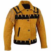Vorderansicht einer Western-Lederjacke mit reichlich Fransen im Indianer-Stil an den Schultern. Mit Seitentaschen, Knopfverschluss und Polyesterfutter. Gefertigt aus 100 % Wildleder vereint sie robusten Stil mit traditionellen Details.