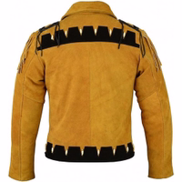Eine Herren-Western-Leder-Bikerjacke in Rückansicht. Sie verfügt über lange Ärmel, schwarze Ledereinsätze an Schultern und Taille sowie Fransen an den Schultern für einen dramatischen Akzent. So vereint sie den klassischen Biker-Look mit einem karnevalisti